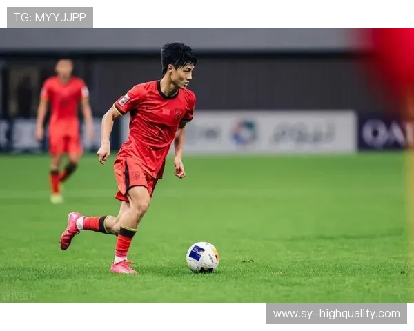 足球明星表现稳健，助力球队逆转胜利，完美展现技艺与决心